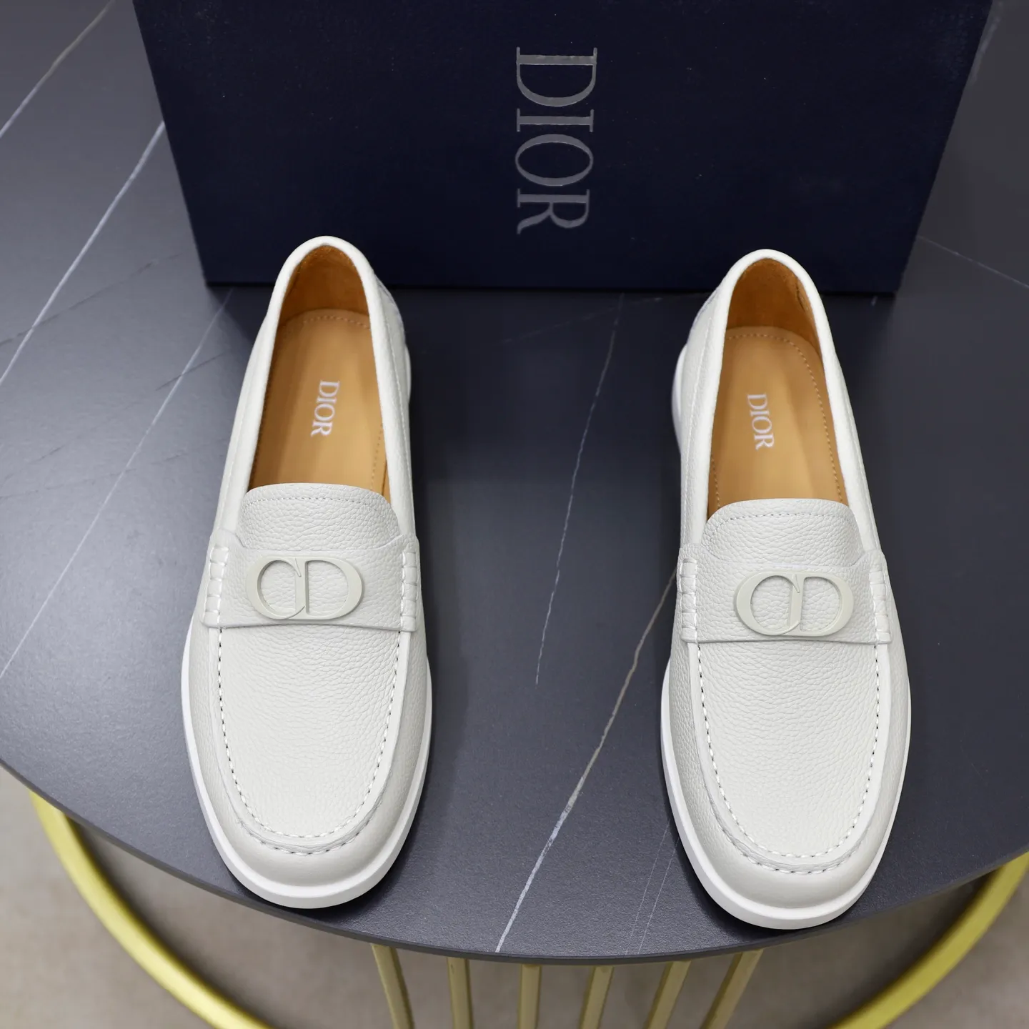 Ex-factory price: 540🙅‍♂️🙅‍♂️🙅‍♂️ Brand: Dior DIOR Standard code: Men's code 38/44 (45 can be customized) Grade: Same as the official website Material: Original cowhide stitching, cowhide lining, original TPU wear-resistant soft outsole Style categories: Leisure and sports version, footwear for driving, young fashion, European and American trends, British style Color: actual picture color